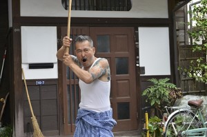 Una immagine tratta da una scena del film di Takeshi Kitano, Ryuzo and the Seven Henchmen (Ryuzo e i sette compari).