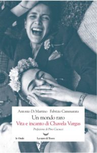 Copertina del romanzo "Un mondo raro. Vita e incanto di Chavela Vargas", di Antonio Di Martino e Fabrizio Cammarata